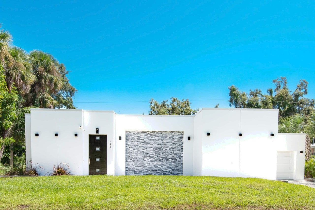 Contemporary Coastal vacation home in Venice FL just minutes from the beautiful Gulf Beaches!