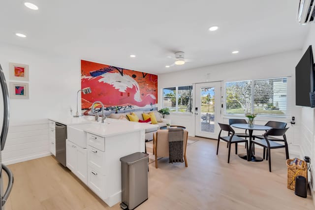 Comfortable space for up to 6 people to enjoy a vacation getaway.