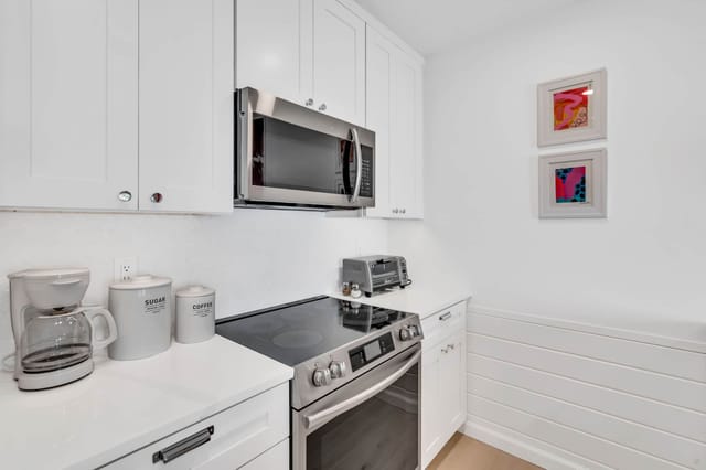 Fun tropical prints in the kitchen for a real vacation feel.