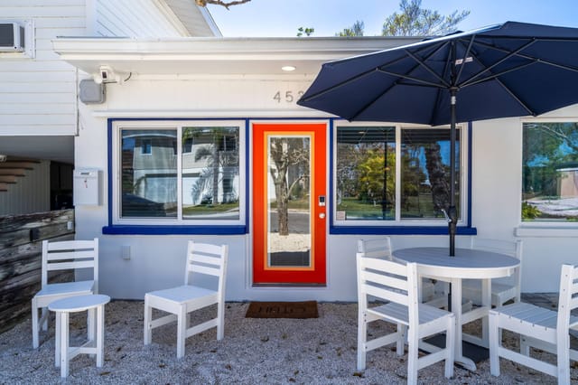 Tropical colors welcome you to your vacation getaway on AMI