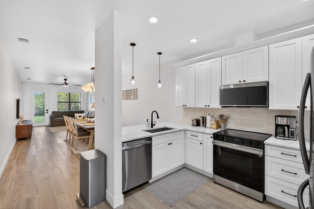 Fully stocked kitchen with bar seating that fits 4