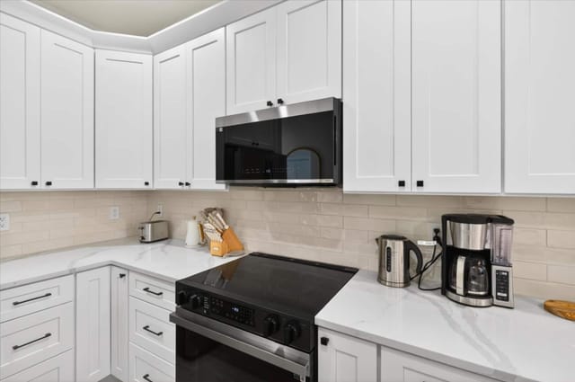 Full kitchen