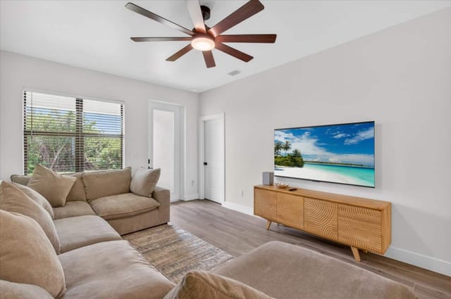 Earthly living room for lounging with a pull-out bed