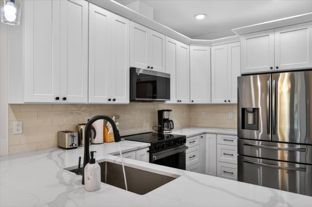 Full kitchen