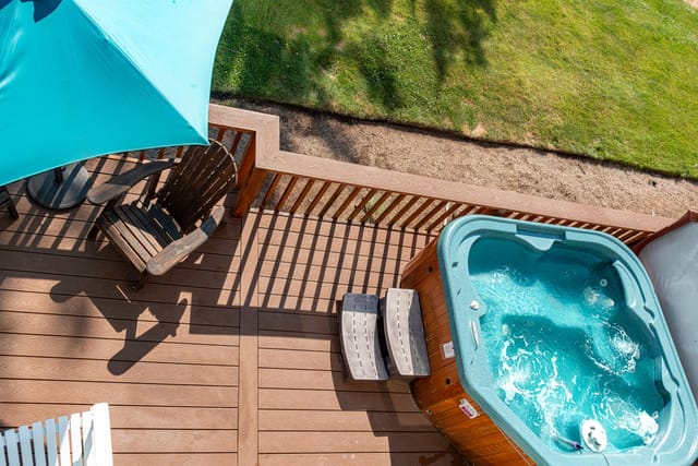 Find relaxation at Eagle Crest Resort Redmond Oregon with 300 days of Sunshine! Jacuzzi located on lower back deck with