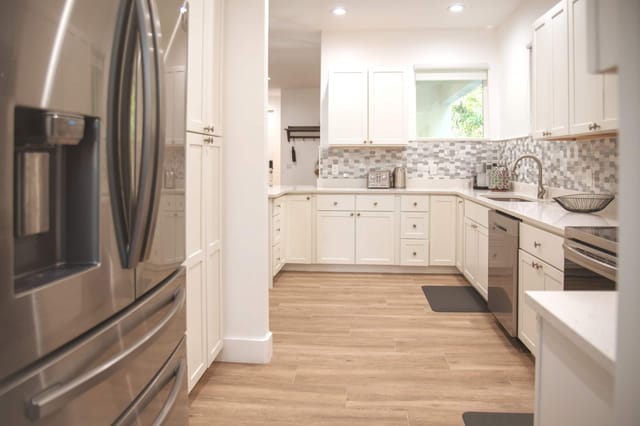 Well stocked kitchen for all your culinary needs. Whether it be a quick breakfast or a fabulous feast, this kitchen prov