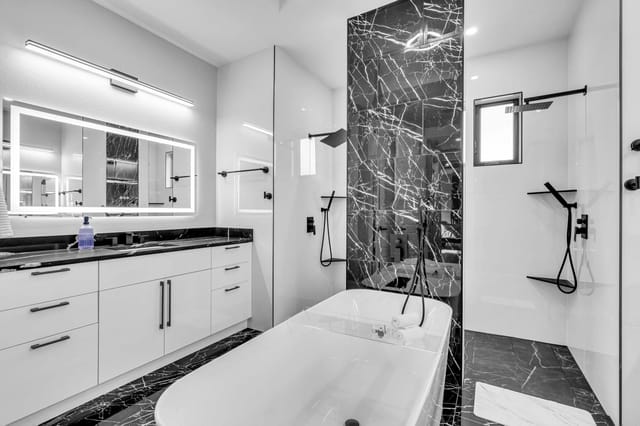 Full bathroom 1