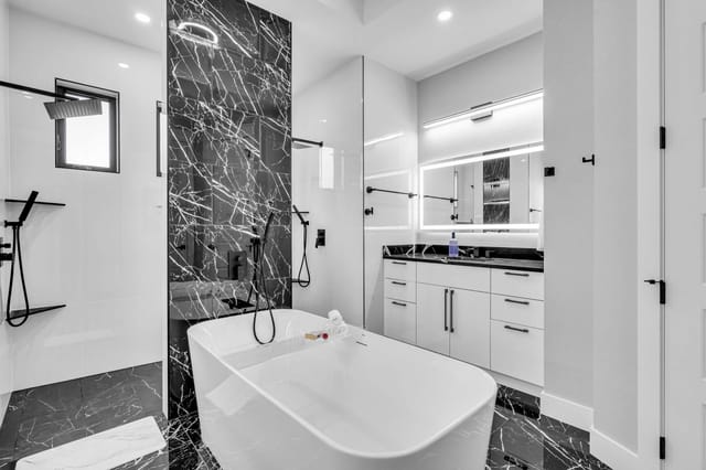 Beautiful tub with moveable showerhead