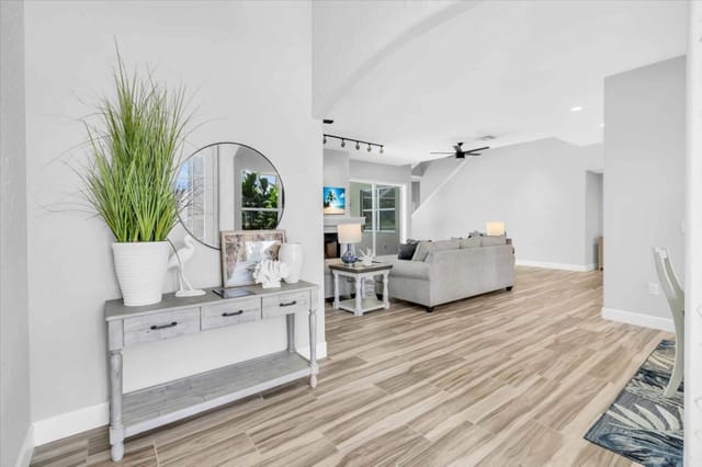 Coastal inspired entry hall for a island getaway
