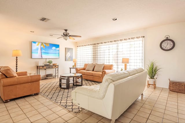 Living room area with plenty of space to lounge and watch your favorite show or engage in an interesting conversations C