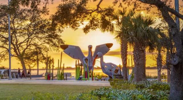 The newly constructed Bay Park is just 10 minutes away and has a small beach area, outdoor sitting, a concessions stand,