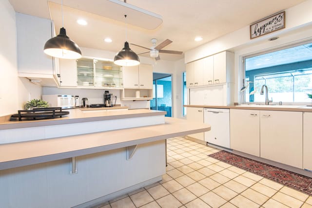 Fully equipped kitchen with 60's coastal charm