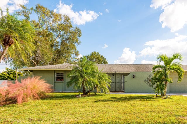 Your next vacation destination with private courtyard, pool, and 4 bedroom and 3 bath Relax Stay